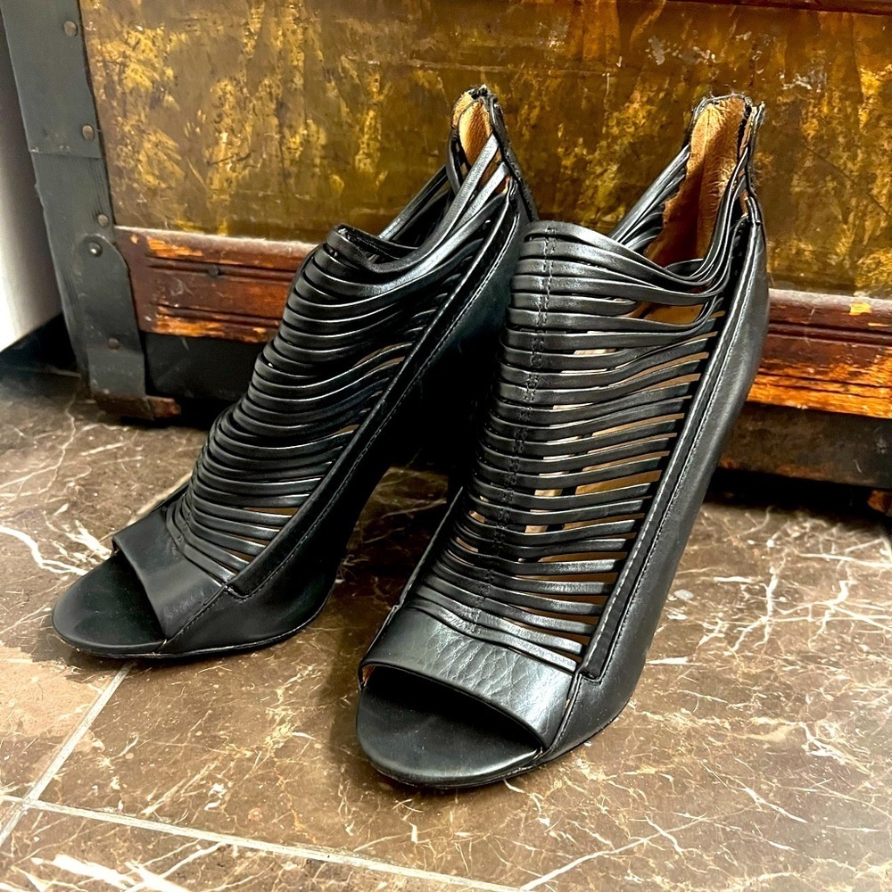 L.A.M.B. ! Kacee peep toe ankle bootie heel 8 black